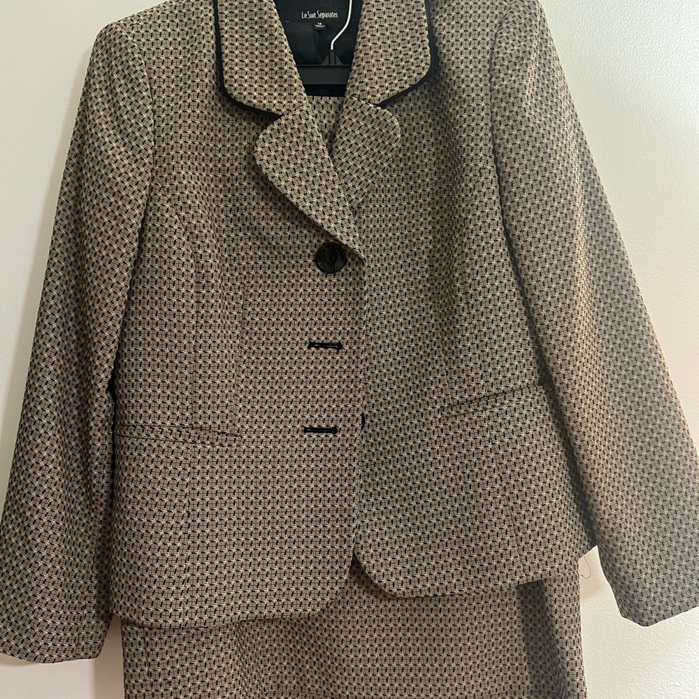 Le Suit Black and Tan Patterned Blazer